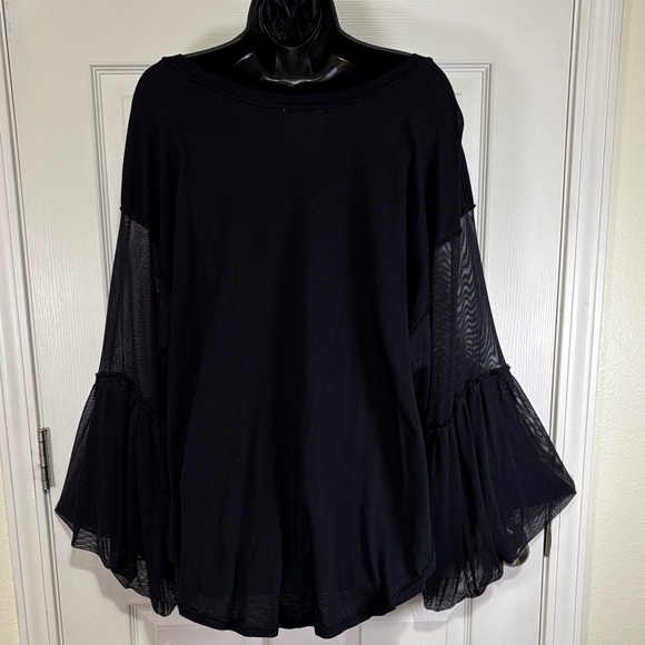 Free People Elegant Black Women's Top with Flared Bell Sleeves Sz Medium - Picture 3 of 5